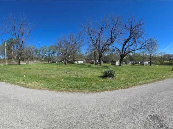 102 Sycamore St, Pleasanton, KS 66075