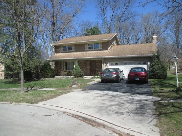 521 Colonial Ct, Algonquin, IL 60102