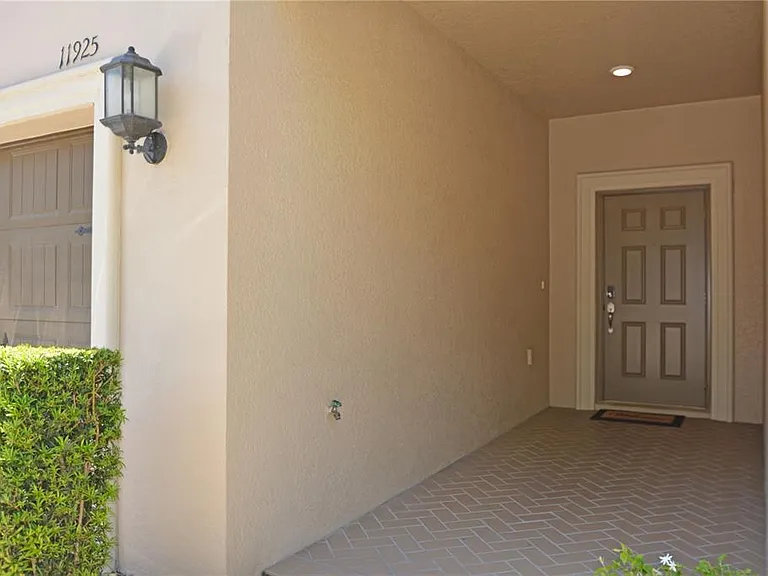 11925 Greengate Dr — Photo 2