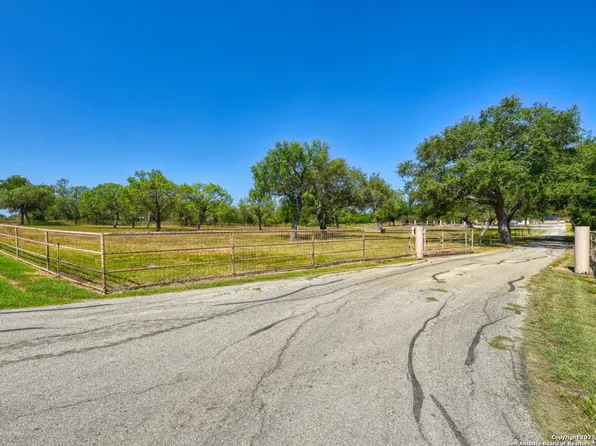 187 OAK PARK RD, Adkins, TX 78101