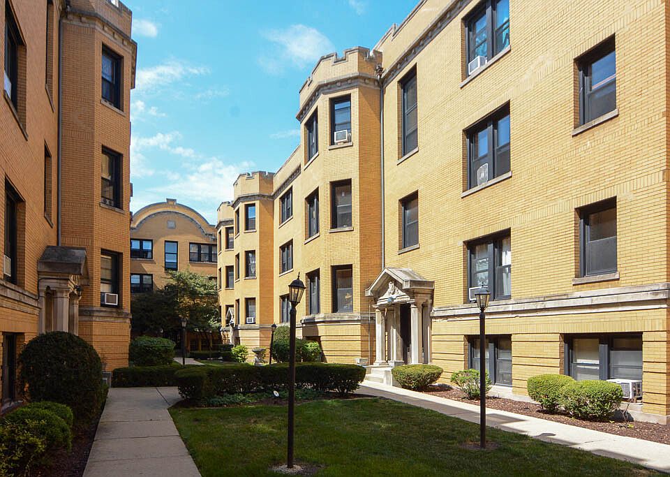 1st image of 2418 N Sawyer Ave #W4
