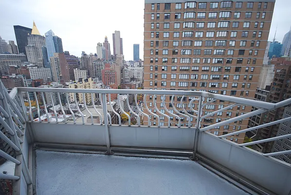 Rented by Luxury Habitat | media 35