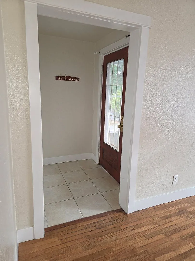 East Tacoma Craftsman 2 Bedroom House! — Photo 3