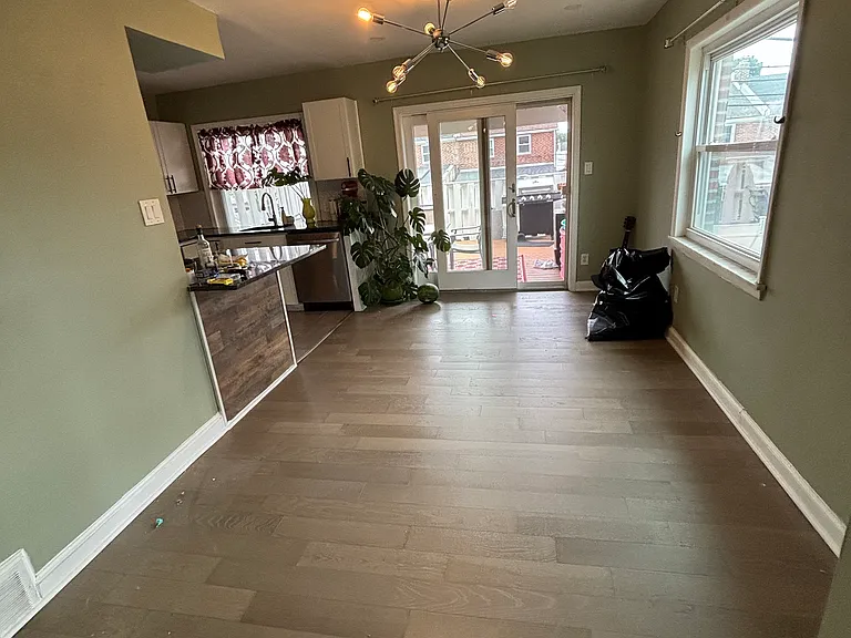 1105 Bryan St — Photo 3