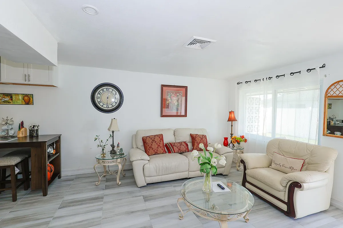 Living Roo area - 748 108th Ave N #C