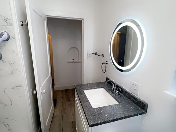 5th image of 2112 E Division St