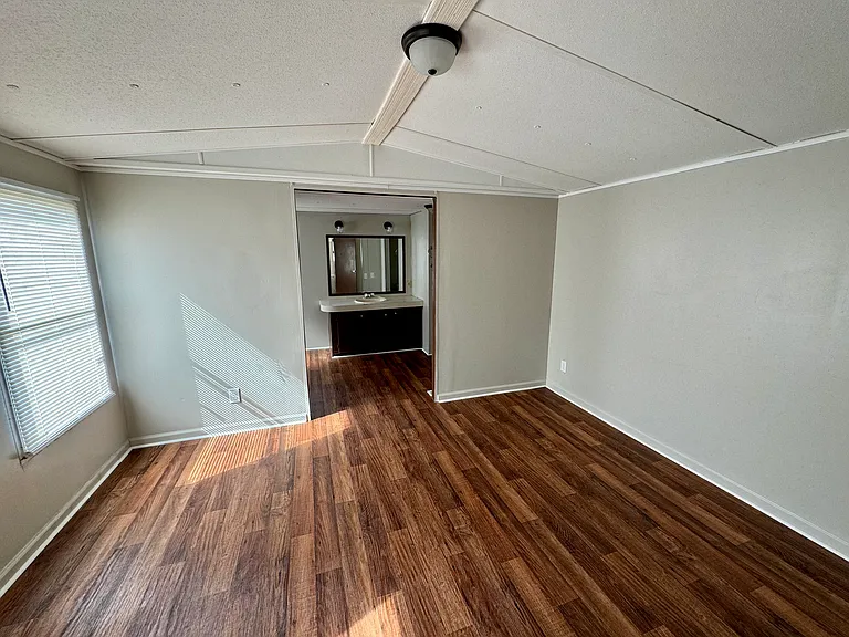 42 Ideal Ln — Photo 4