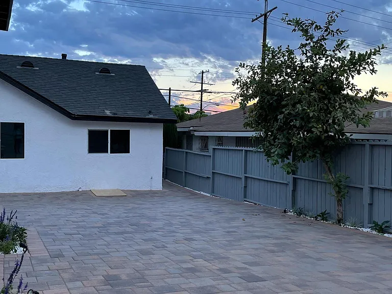 133 S Grand Ave — Photo 28