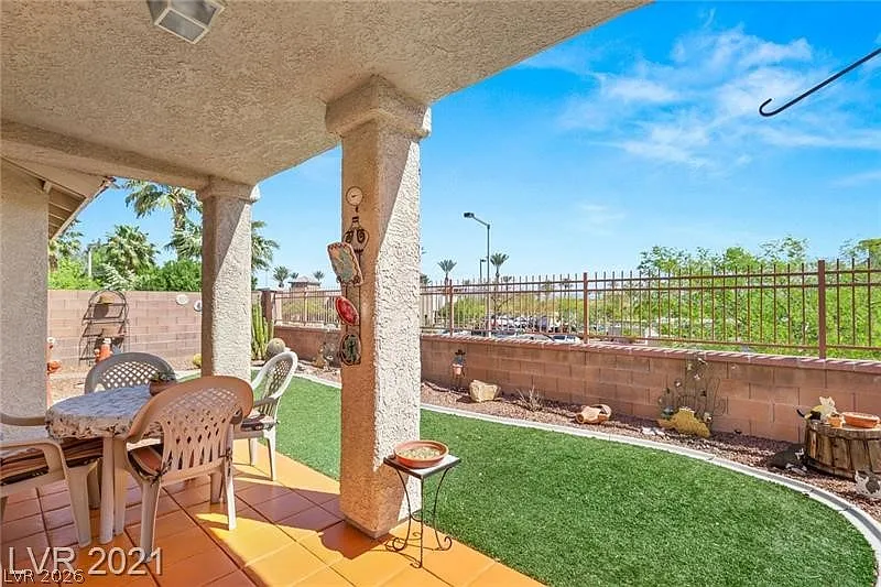 3 bed, 2.0 bath, 1548 sqft, $2,100 — Photo 2