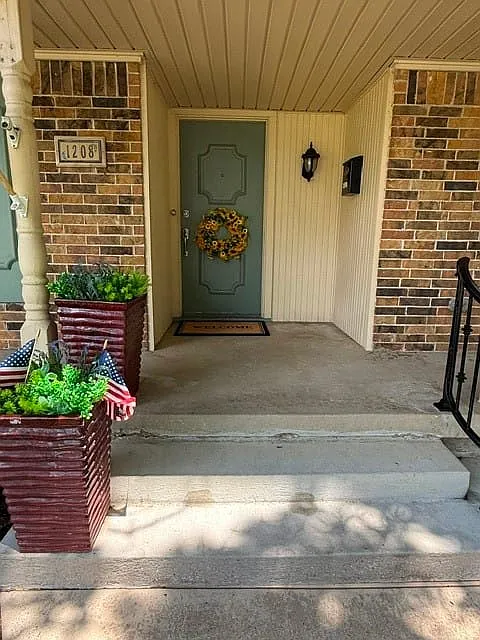 3 bed, 2.0 bath, 1901 sqft, $3,000 — Photo 3
