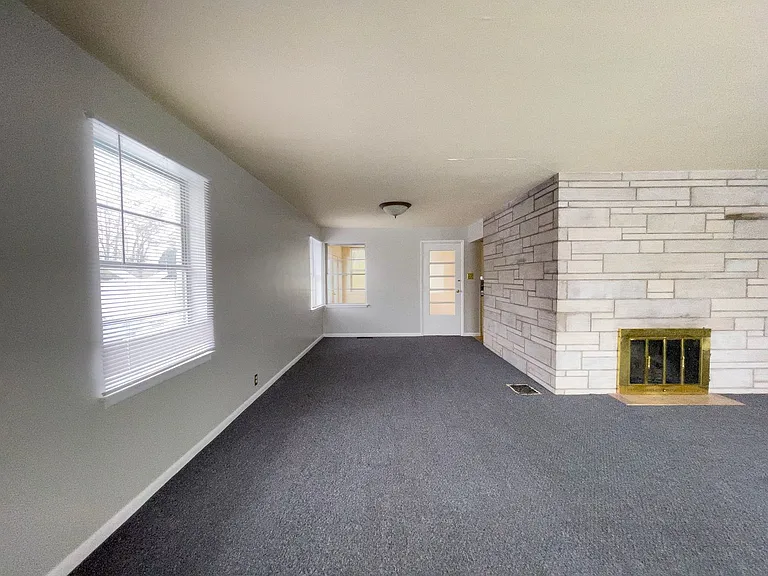 Preleasing For August! Close To Campus — Photo 6