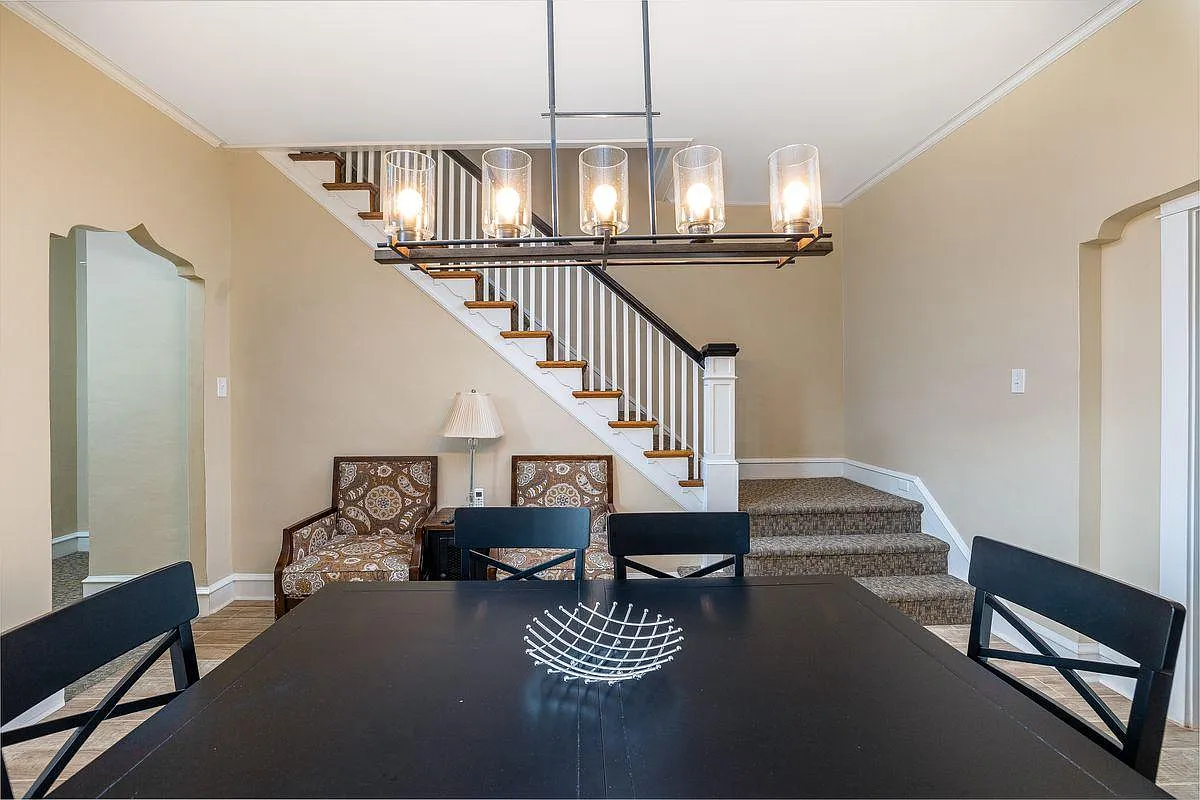 5 bed, 2500 sqft, $3,500 — Photo 2