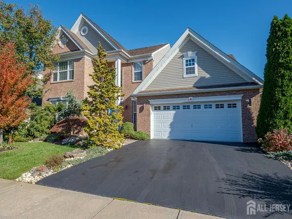 5 Long Cove Dr, Monroe Township, NJ 08831