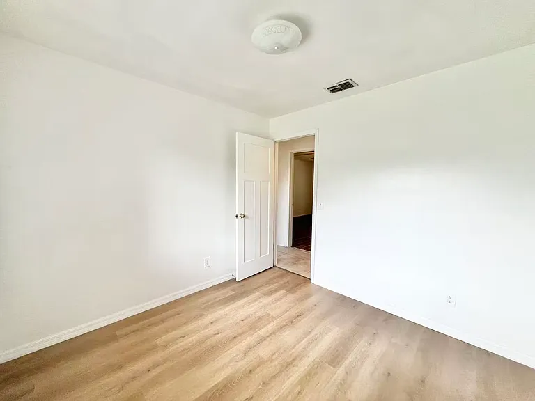 319 Autumn Dr — Photo 19