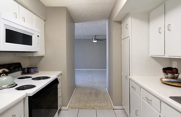 The Inverness Apartments — Photo 5