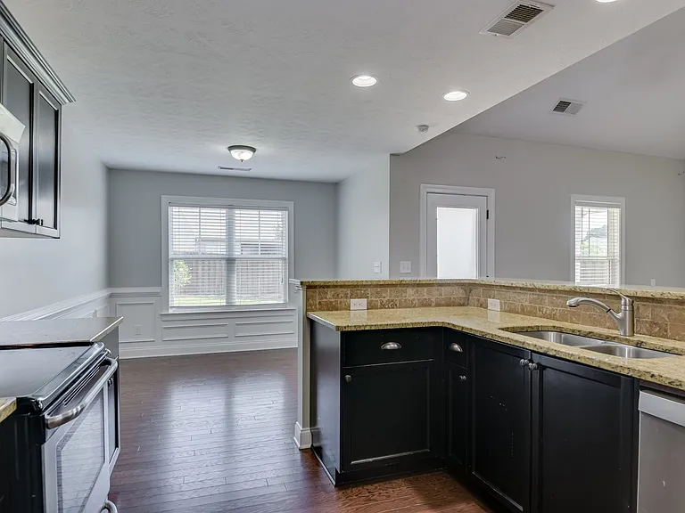 1721 Dunmore Ave — Photo 9