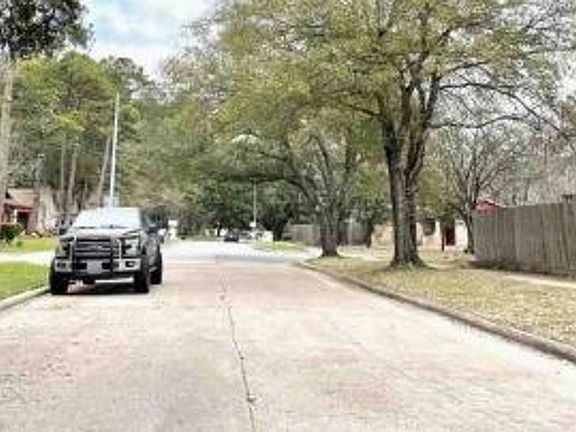 Exterior Neighborhood (street photo)