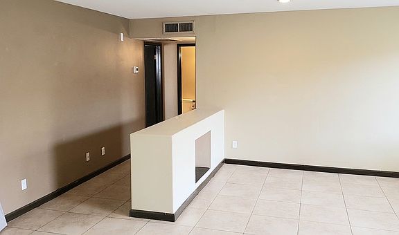 3rd image of 2612 E Oakleaf Dr