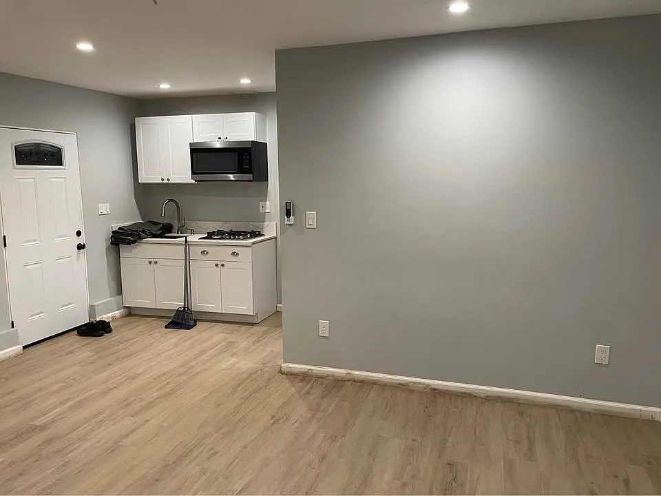 Studio, 450 sqft, $1,750 — Photo 3