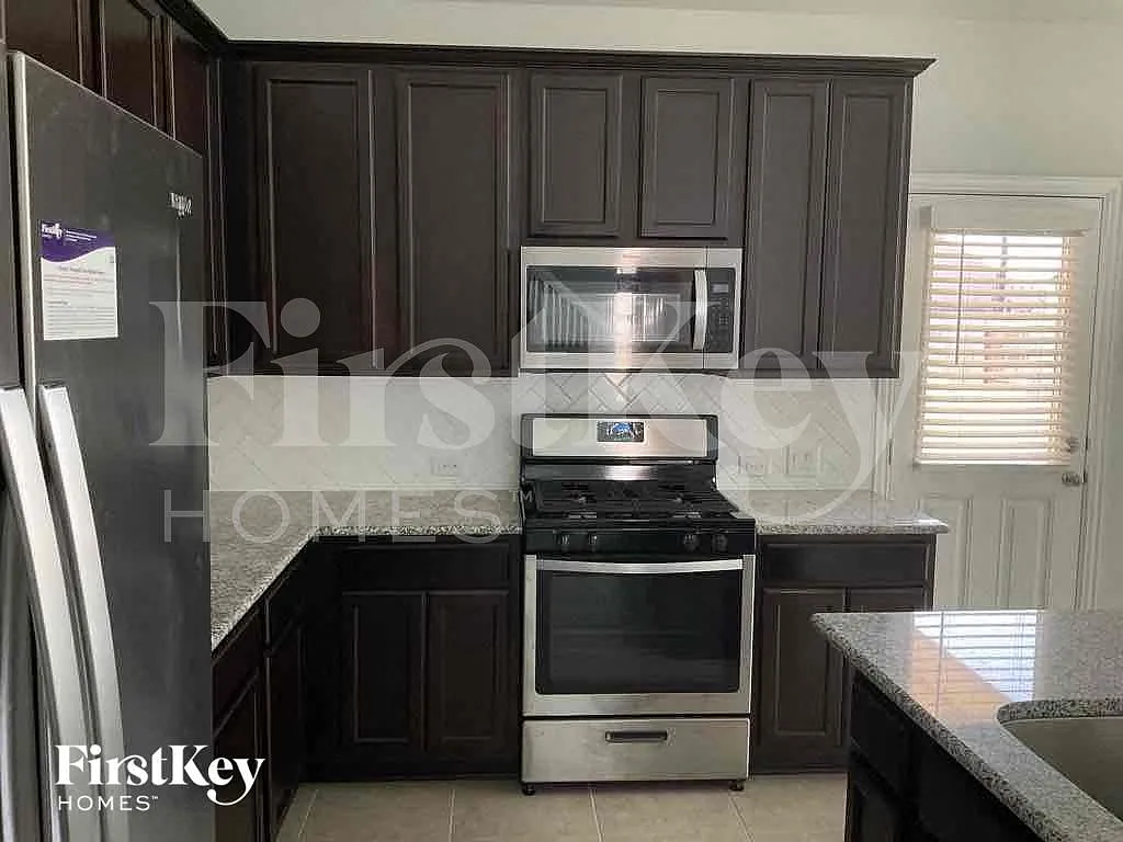4 bed, 2.5 bath, 2541 sqft, $3,010 — Photo 3