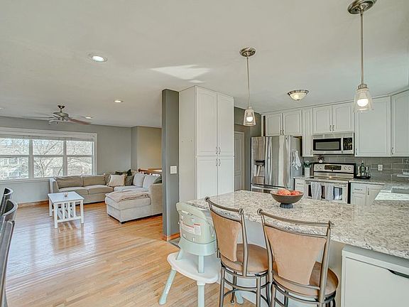 5th image of 851 Washington St