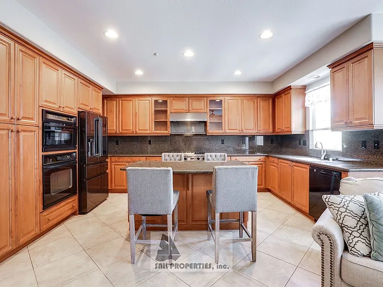 6251 Pacific Pointe Dr — Photo 8
