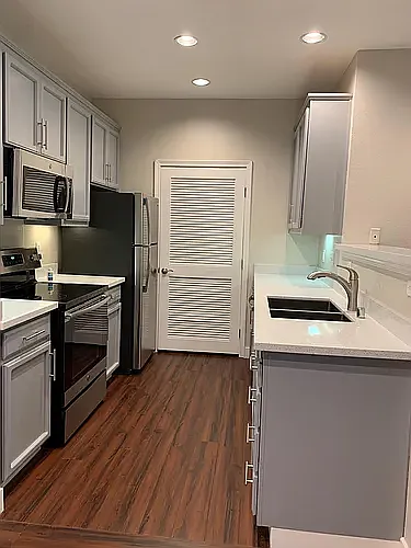 1x1/729sf: Gray Cabinets/White Quartz