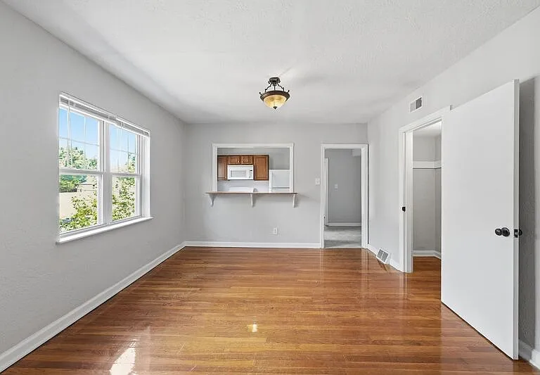 1048 Berkeley Rd #B — Photo 2