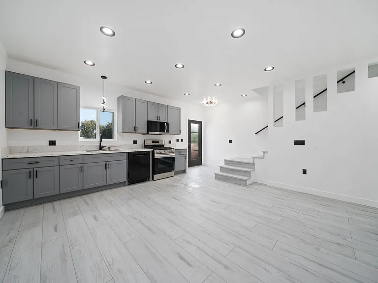16602 Superior St — Photo 7