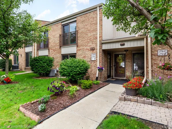 17951 University Park Dr #80, Livonia, MI 48152