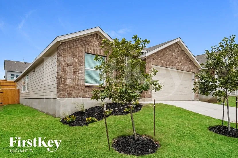 4 bed, 3.0 bath, 1910 sqft, $1,940 — Photo 2
