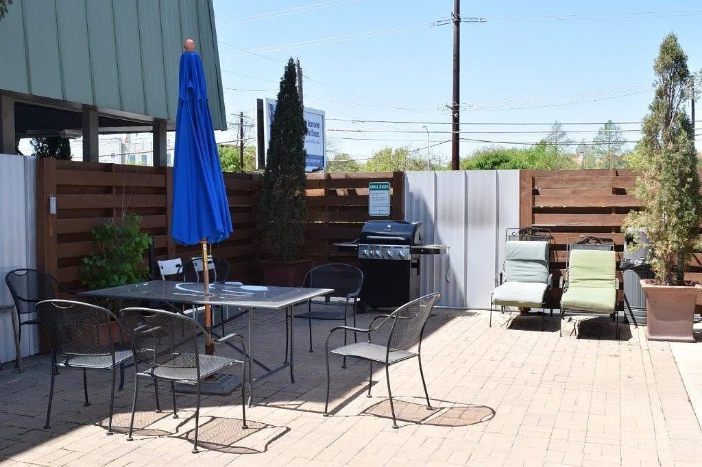 Updated 2 Bedroom off Guadalupe! 3815 Guadalupe — Photo 2