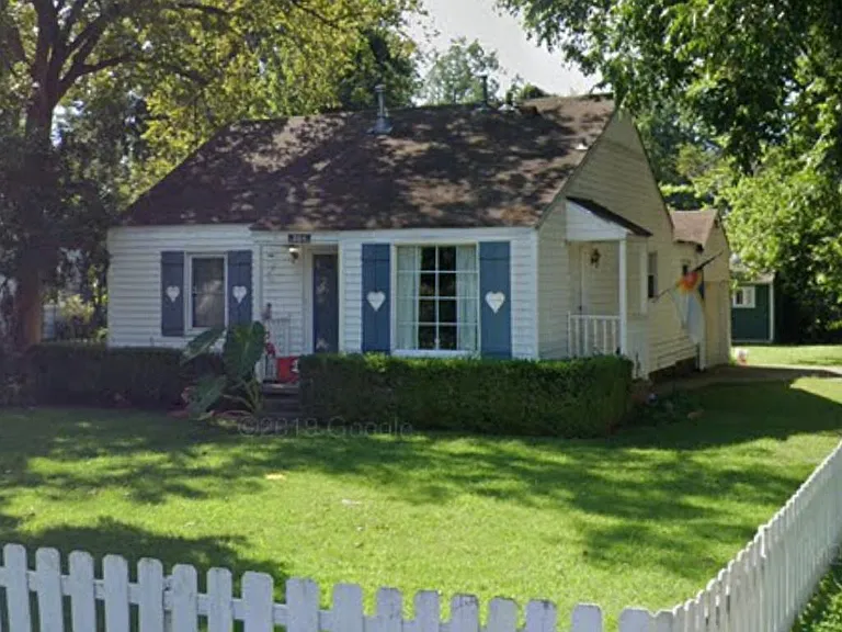 204 E 33rd Pl — Photo 1