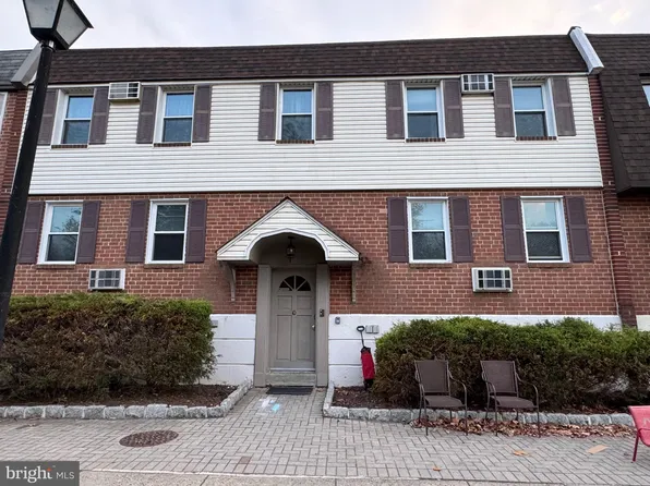 10 Brighton Village Dr, Broomall, PA 19008
