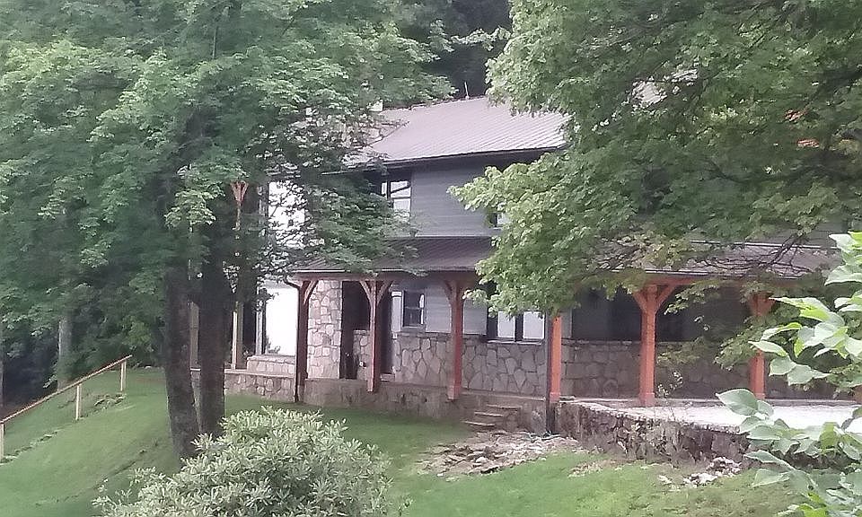 2nd image of 105 Cave Rd