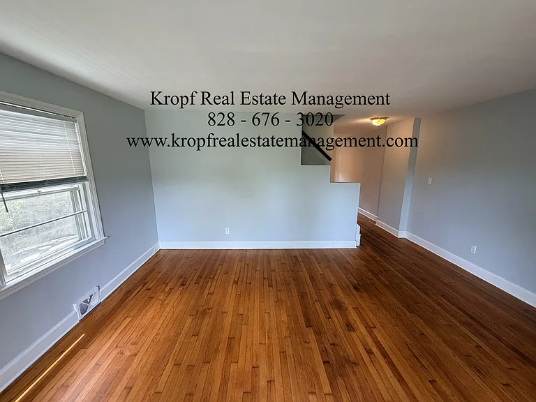 16 Larchmont Rd — Photo 2