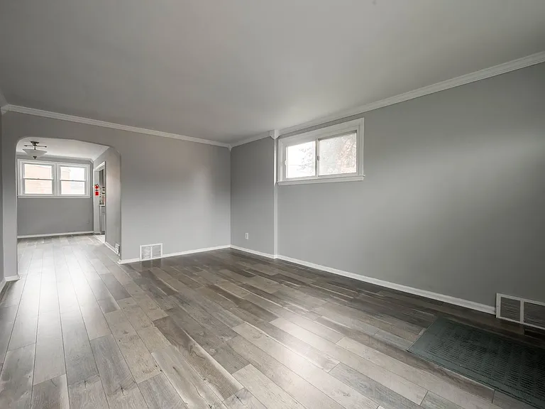 1019 Taylor Dr — Photo 2