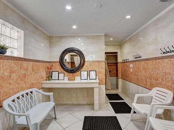 4th image of 2616 Garden Dr N APT 204