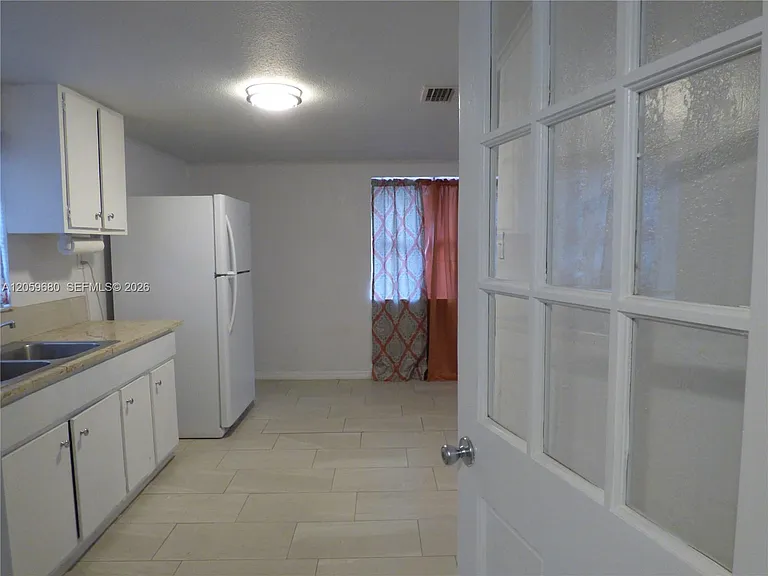 1135 E Voorhis Ave — Photo 5