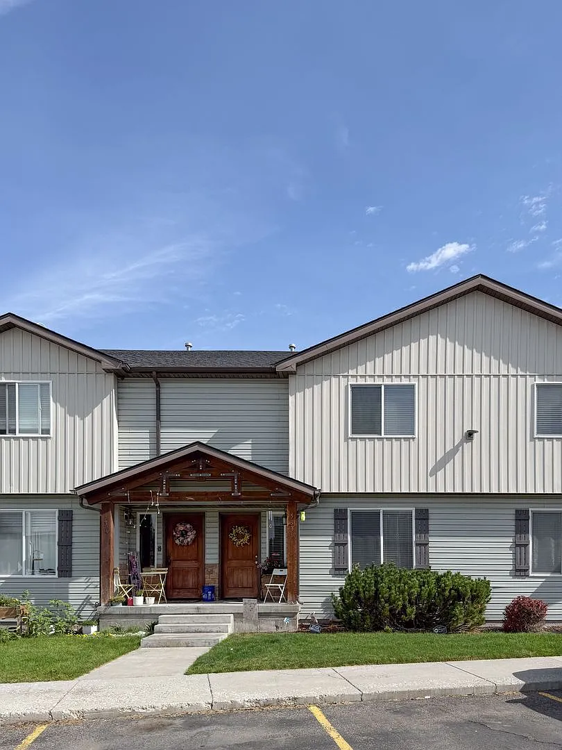 Charming 3 Bed 1.5 Bath Townhome in Rexburg! — Photo 1