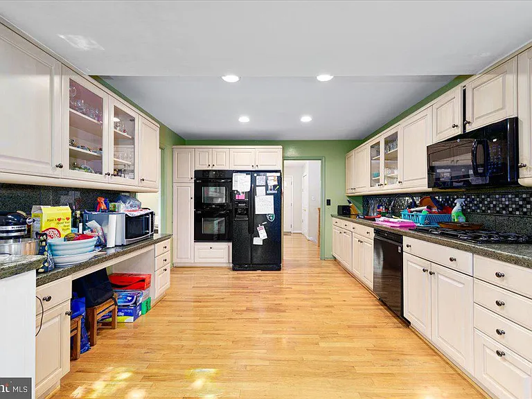 4 Sussex Ct — Photo 8