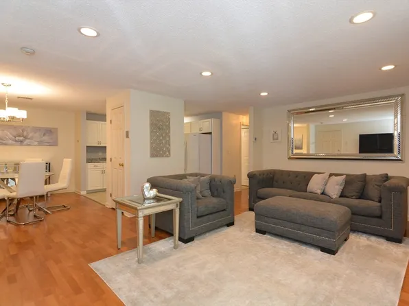 14 Bourbon St APT 31, Peabody, MA 01960