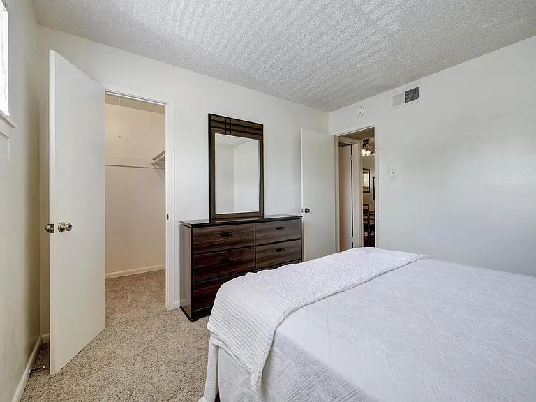 4553 Guadalupe St #2B — Photo 24