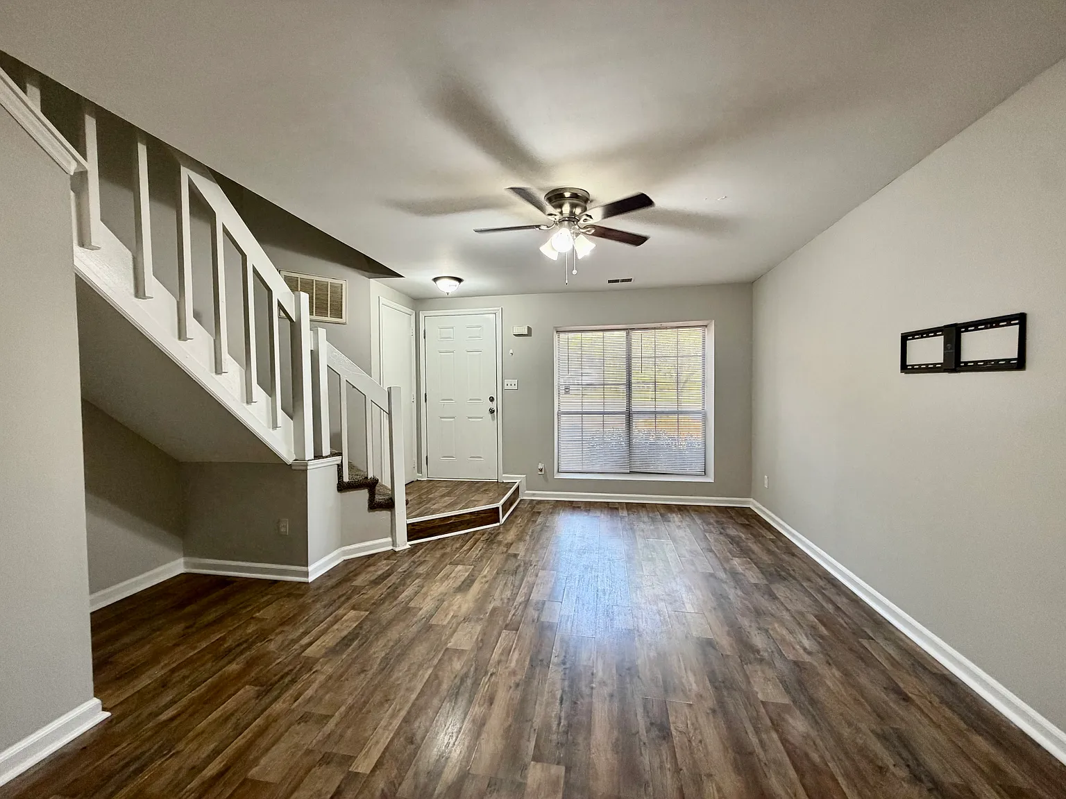 2 bed, 2.5 bath, 1008 sqft, $1,450 — Photo 2