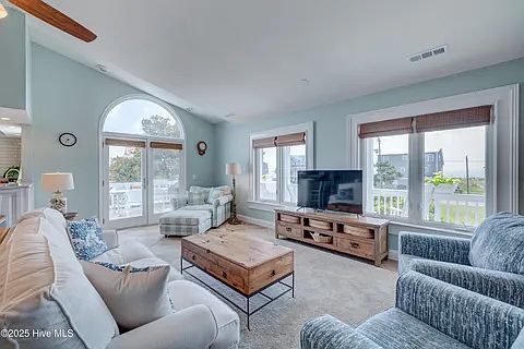 4th image of 205 E Ave