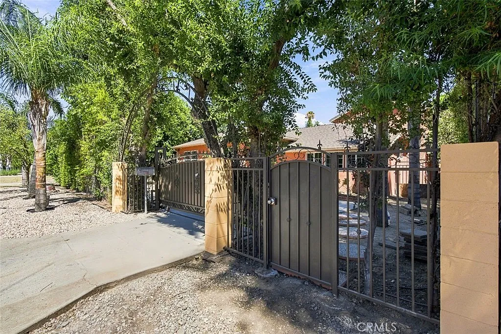 5 bed, 2078 sqft, $4,700 — Photo 1