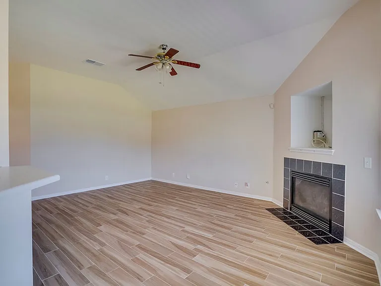 1013 Lantana Ln — Photo 5