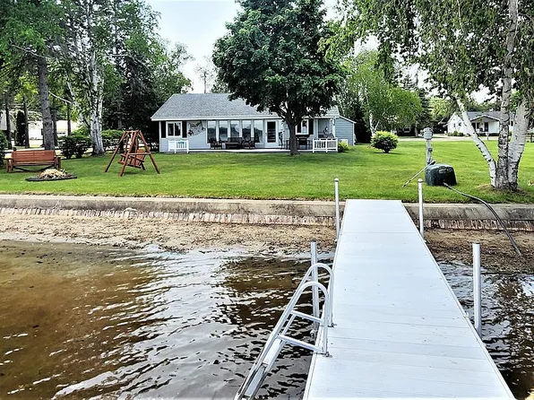 402 Iroquois Ave, Prudenville, MI 48651
