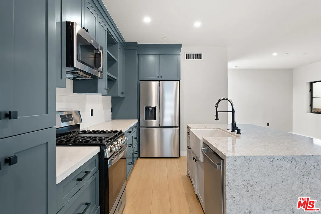 3 bed, 3.0 bath, 1606 sqft, $5,000 — Photo 3