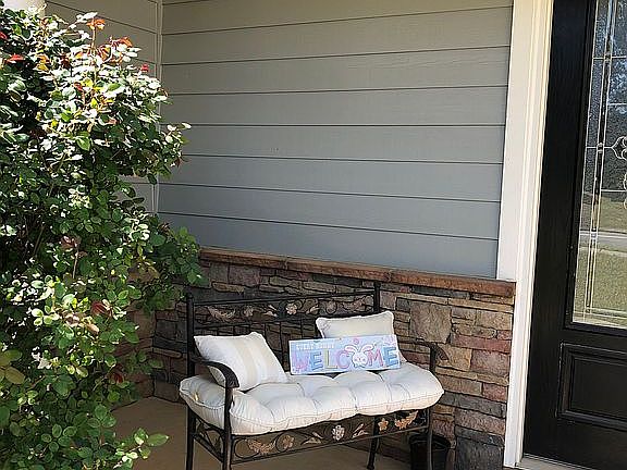 Inviting coveredfront porch 